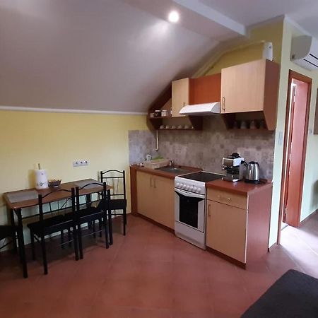 Rozmaring Apartmanok Gyula Exterior foto