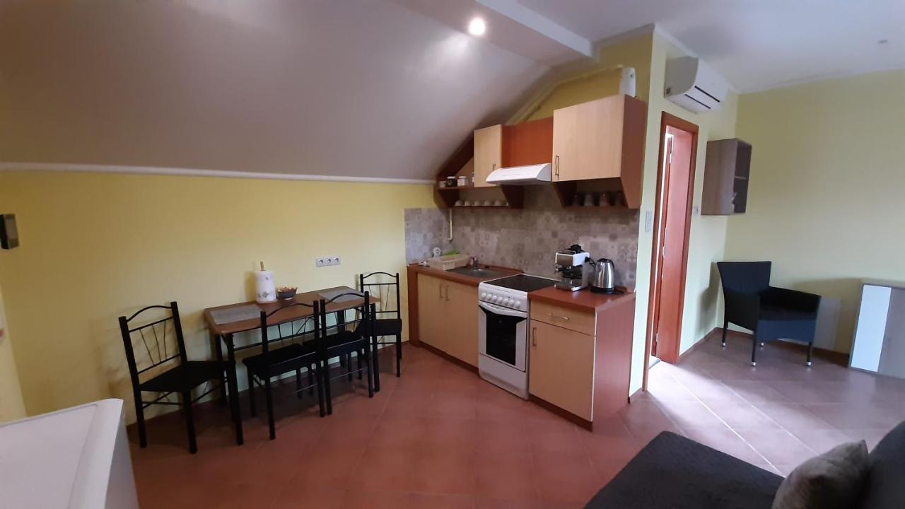 Rozmaring Apartmanok Gyula Exterior foto