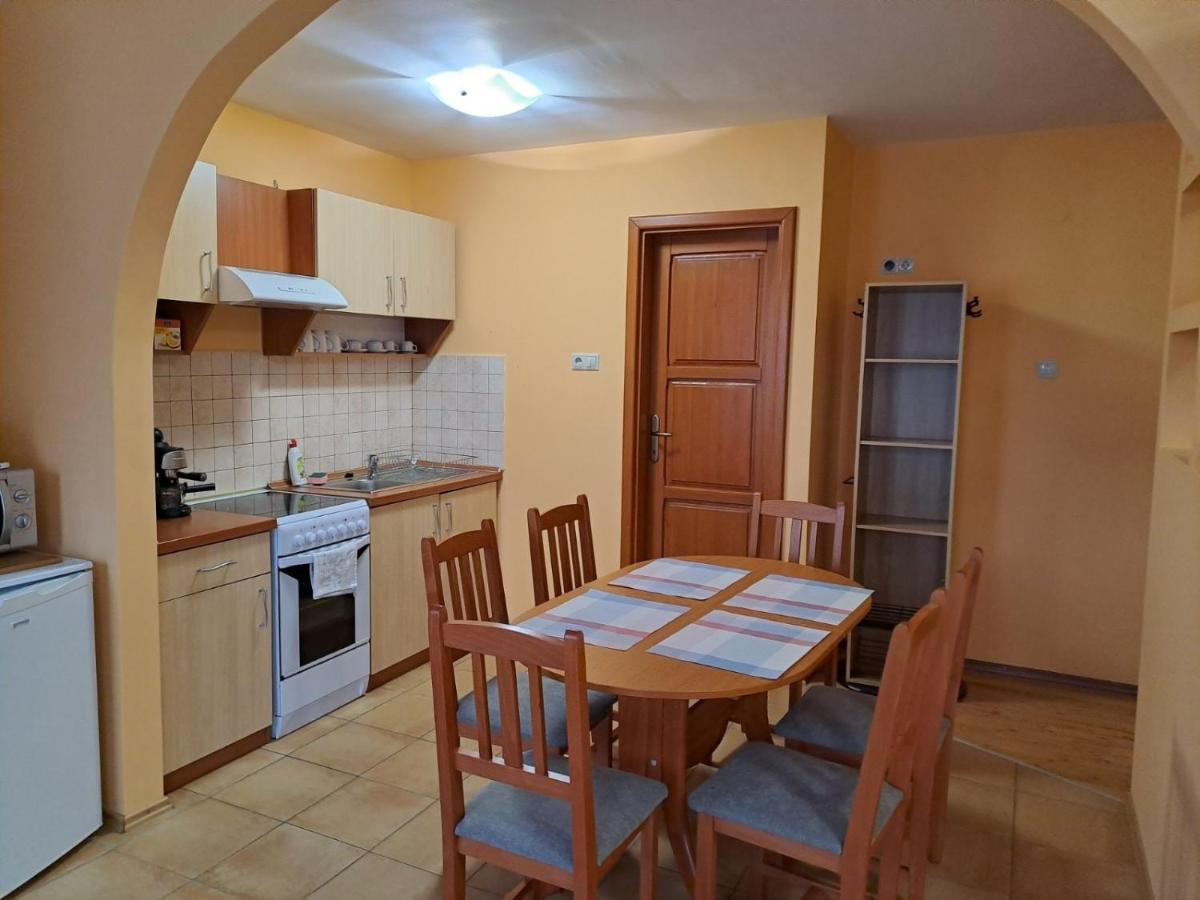 Rozmaring Apartmanok Gyula Exterior foto