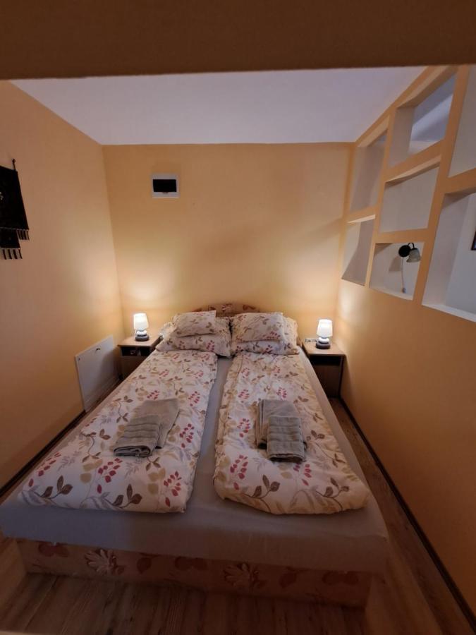 Rozmaring Apartmanok Gyula Exterior foto