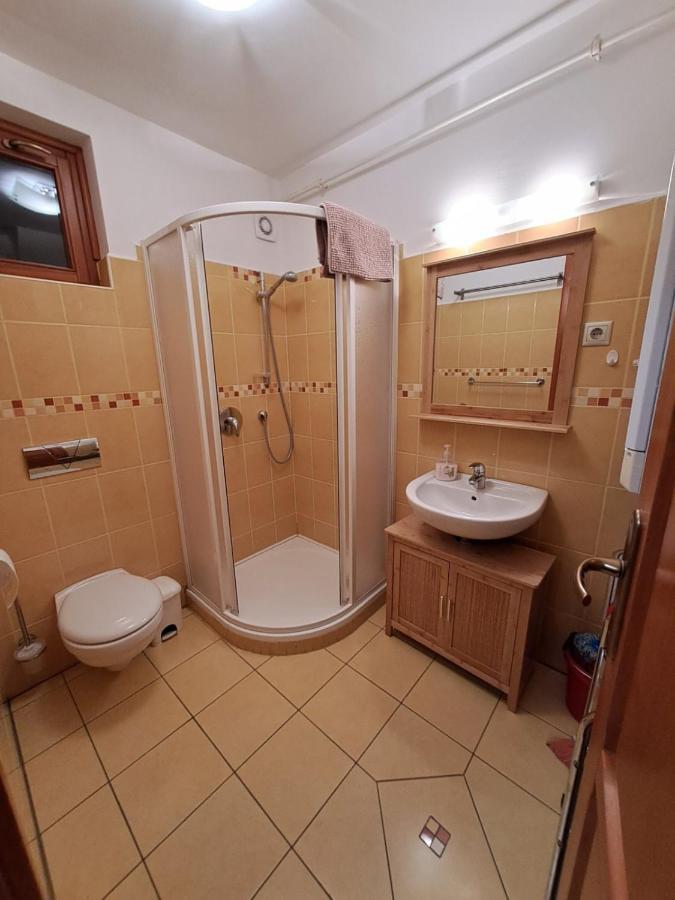 Rozmaring Apartmanok Gyula Exterior foto