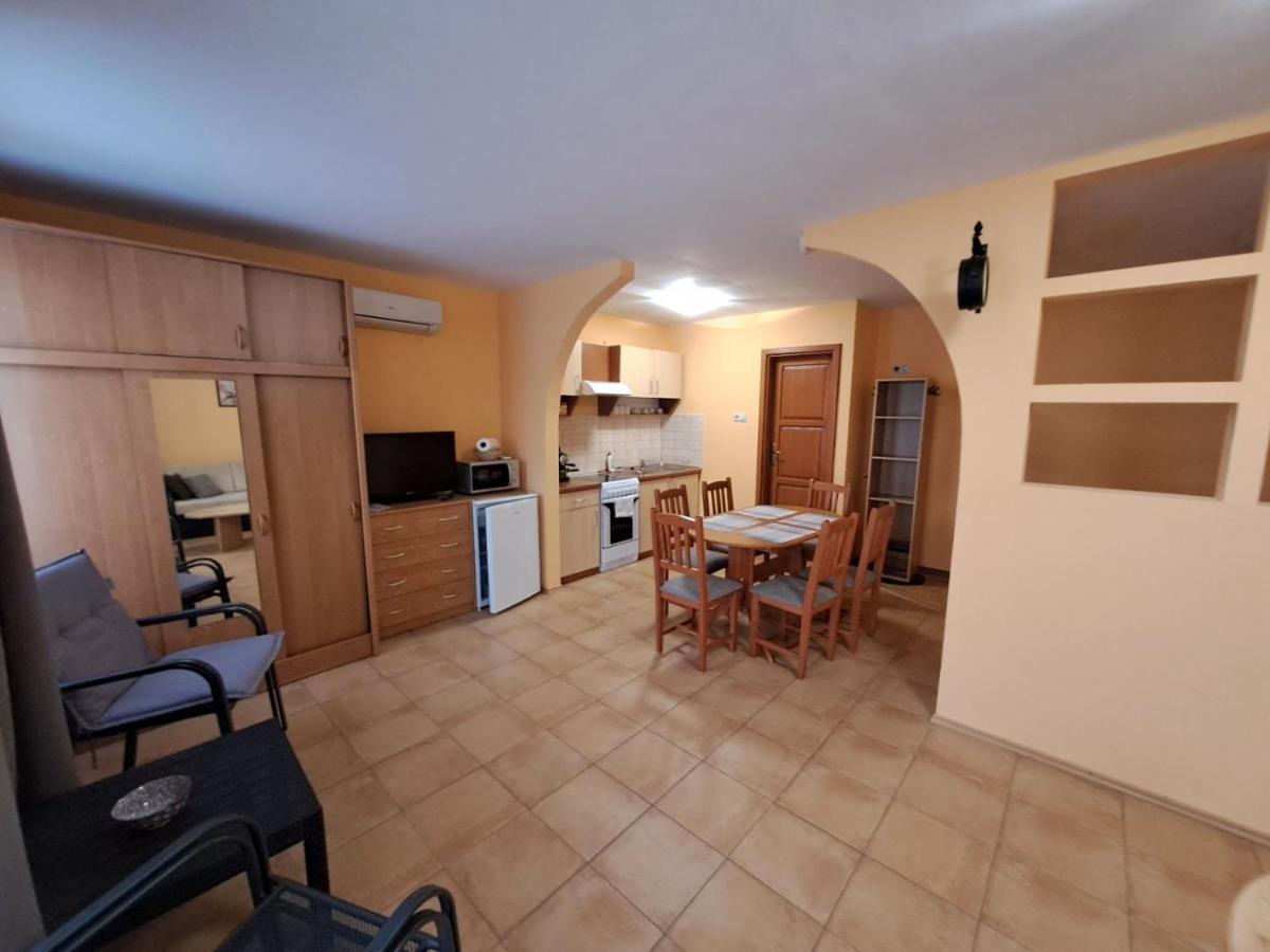 Rozmaring Apartmanok Gyula Exterior foto