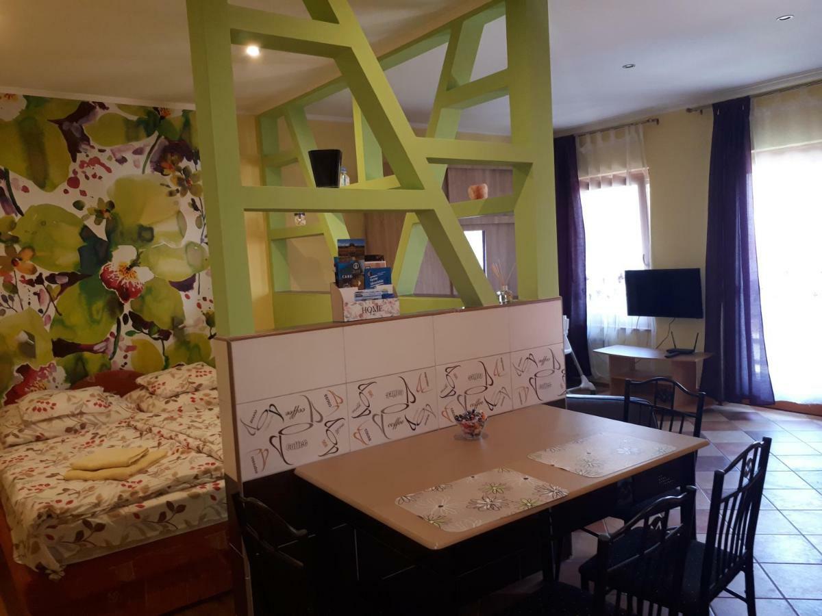 Rozmaring Apartmanok Gyula Exterior foto
