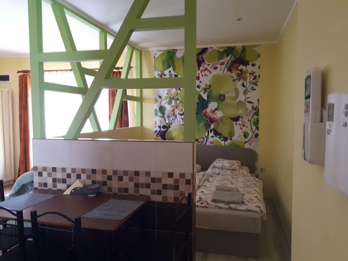 Rozmaring Apartmanok Gyula Exterior foto